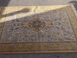 un tapis posé par terre au milieu de la rue