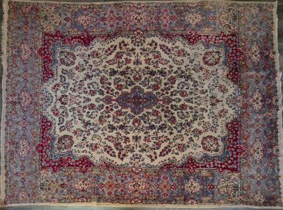 un tapis oriental orné d'un motif en médaillon sur fond bleu