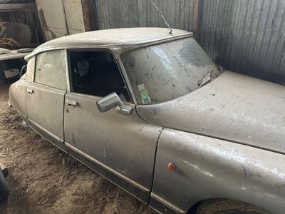 une voiture qui prend la poussière dans un garage