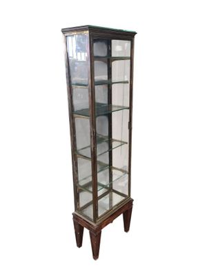 une vitrine avec des étagères en verre au milieu
