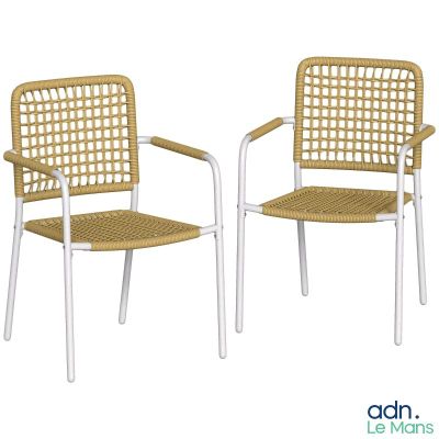 deux chaises blanches avec une assise et un dossier tressés