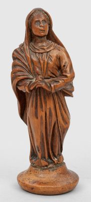 statue en bois représentant une femme tenant un livre