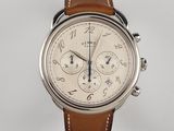 gros plan d'une montre sur une surface blanche