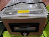 une machine posée sur une table