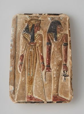 un relief égyptien antique représentant deux hommes portant des chapeaux et des écharpes