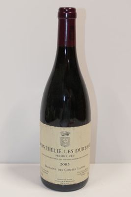 une bouteille de vin posée sur une table