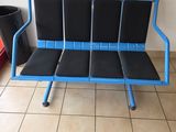 un banc bleu et noir posé sur un sol carrelé