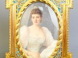 portrait d'une femme en robe blanche dans un cadre doré