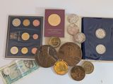 un lot de pièces de monnaie posées sur une table