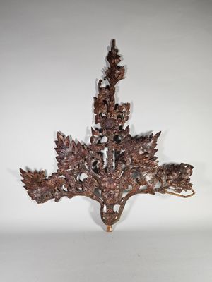 Fronton en écorce sculptée et ajouré d'un motif floral. Travail popula