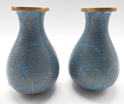 une paire de vases bleus aux bords dorés sur fond blanc
