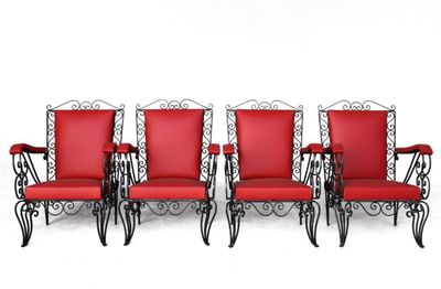 lot de quatre chaises de jardin en fer forgé avec coussins rembourrés rouges