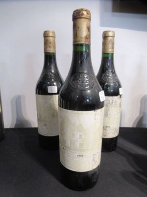 Plusieurs bouteilles de vin sont alignées sur une table noire