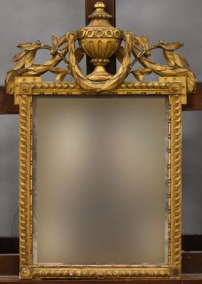 un miroir posé sur une étagère dans une pièce