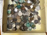 une boîte remplie de pièces de monnaie posée sur une table