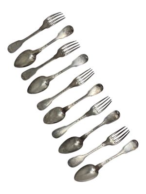 a lot of forks and spoons that are arranged in a row