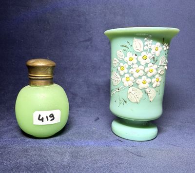 deux vases placés l'un à côté de l'autre sur un fond bleu