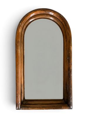 une image représentant un miroir en bois accroché au mur