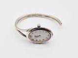 une image représentant une bague en argent sur laquelle figure une horloge