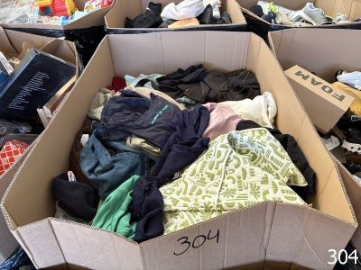 de nombreuses boîtes de vêtements qui traînent par terre