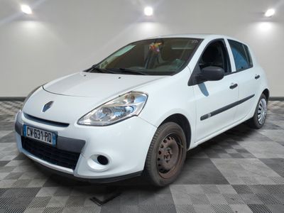 la photo d'une petite voiture blanche garée dans un garage