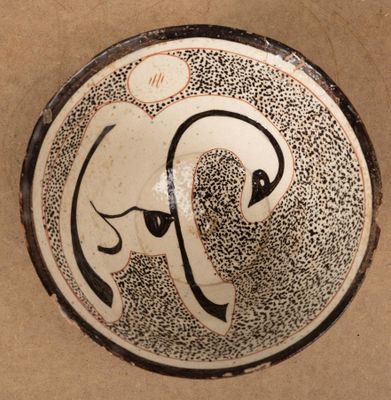 IRAN. Coupe en terre cuite vernissée à décor de calligraphie…
