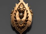 un pendentif en or sur lequel figure l'image d'une femme