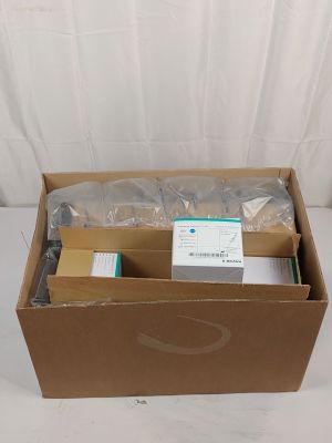 une boîte en carton contenant de nombreux objets