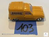 un petit camion jaune en plastique posé sur une table