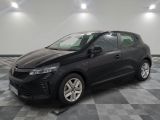 la voiture noire est garée dans le garage sur un sol en damier