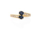 une bague « bypass » en saphir et diamants
