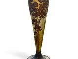 un vase en verre orné d'une peinture représentant un arbre