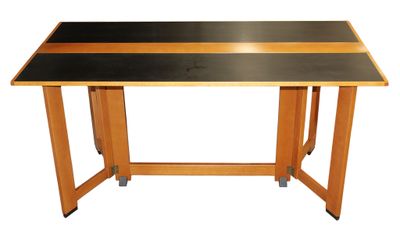 une table en bois avec un plateau noir et un plateau noir