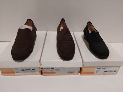 Trois paires de chaussures pour homme sont exposées dans une boîte