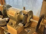une machine posée sur une table devant une fenêtre