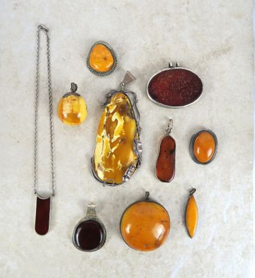 une photo montrant une collection de bijoux posés sur une table