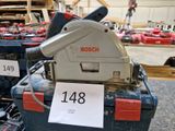 une machine posée sur une boîte