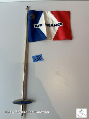 un drapeau et une épée accrochés au mur