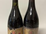 deux bouteilles de vin rouge posées l'une à côté de l'autre sur une table