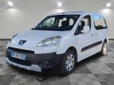 la photo d'une petite camionnette blanche garée dans un garage