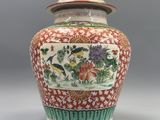 un vase muni d'un couvercle orné d'un motif représentant des oiseaux et des fleurs
