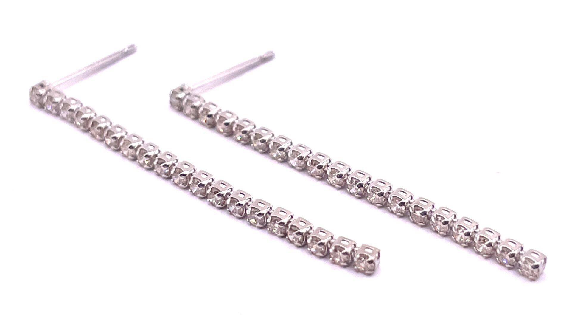 Paire de pendants d'oreilles en platine PT900 sertis de diamants totalisant 0,25ct, tiges en argent 925 ml, fermoire ...
