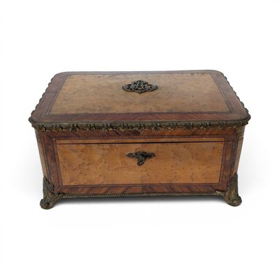 une petite boîte en bois munie d'une poignée en métal
