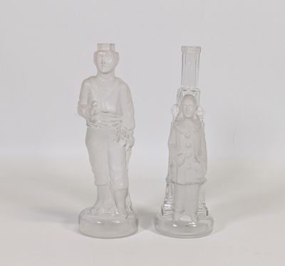 une paire de figurines en verre transparent représentant un homme et une femme