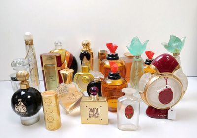 Lot de 21 flacons factices de parfumerie de diverses marques…
