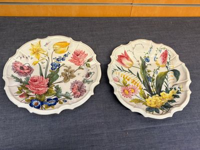 deux assiettes à motifs floraux posées sur une table