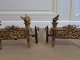 paire de bougeoirs anciens en laiton ornés d'oiseaux et de fleurs
