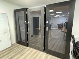 une pièce dans laquelle se trouvent plusieurs portes vitrées