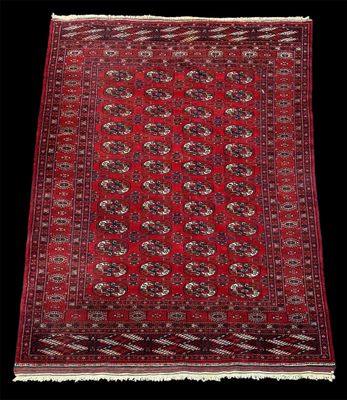 un tapis rouge à motifs floraux
