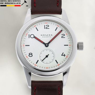 une montre blanche avec une trotteuse rouge et un bracelet marron